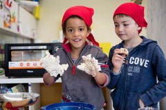 Ein Kindergärtler knetet einen Brotteig. (Bild: Philipp Schmidli, Emmen, 11. April 2019)