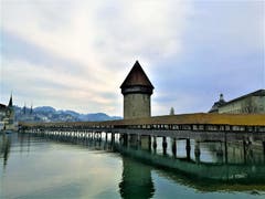 Wolkenverhangener Himmel über der Kapellbrücke. (Bild: Urs Gutfleisch, Luzern, 12. April 2019)