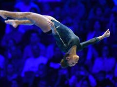 Mélanie de Jesus dos Santos setzte sich im Final der Frauen hauchdünn vor Ellie Downie durch und sicherte sich den ersten grossen Mehrkampf-Titel (Bild: KEYSTONE/WALTER BIERI)