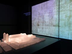 Ein Modell des St. Galler Klosters, links, und eine Projektion des Planes, in der Ausstellung «Das Wunder der Überlieferung – Der St.Galler Klosterplan und Europa im frühen Mittelalter» in St. Gallen. (Bild: KEYSTONE/GIAN EHRENZELLER)