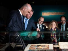 Bundesrat Alain Berset lässt sich von Stiftsarchivar Peter Erhart die Ausstellung «Das Wunder der Überlieferung - Der St.Galler Klosterplan und Europa im frühen Mittelalter» erläutern. (Bild: KEYSTONE/GIAN EHRENZELLER)