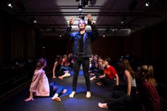 Die Kollegitheatertruppe spielt «Im Zwischen - so lange ich tanze, weiss ich, wer ich bin» nach einem Motiv der Gebrüder Grimm. (Bild: Angel Sanchez, Altdorf, 11. April 2019)
