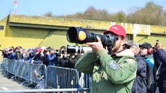 Rund 600 Planespotter sind zur Vorstellung des Eurofighters nach Payerne gekommen. (Bild: Samuel Schumacher)
