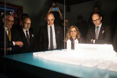 ...gehoben und der 1200-jährige Klosterplan... (Bild: Benjamin Manser)