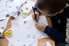 Kindergärtler basteln sich ihr Spielzeug selber. (Bild: Philipp Schmidli, Emmen, 11. April 2019)