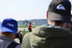 Der Kampfjet des europäischen Herstellers Airbus ist der erste, der vor den kritischen Blicken der Spotter über die Startbahn rollt. (Bild: Samuel Schumacher)