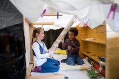 Diese Kindergärtler basteln sich ihr Spielzeug selber. (Bild: Philipp Schmidli, Emmen, 11. April 2019)