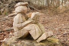 «Setz dich hin und lies ein Buch» – mitten im Brandwald. (Bild: Irene Wanner, Eich, 11. April 2019)