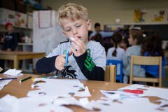 Kindergärtler basteln sich ihr Spielzeug selber. (Bild: Philipp Schmidli, Emmen, 11. April 2019)