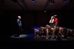 Die Kollegitheatertruppe spielt «Im Zwischen - Solange ich tanze, weiss ich, wer ich bin» nach einem Motiv der Gebrüder Grimm. (Bild: Angel Sanchez, Altdorf, 11. April 2019)