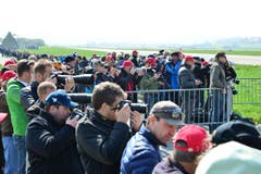 Am Rand der Piste des Militärflughafens wohnten sie Start und Landung des Eurofighters bei. (Bild: Samuel Schumacher)