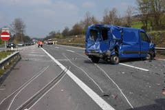 Auf der Autobahn A2 ist es am Freitagmorgen zu einem Unfall gekommen. (Bild: Luzerner Polizei, 12. April 2019)