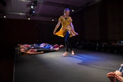 Die Kollegitheatertruppe spielt «Im Zwischen - so lange ich tanze, weiss ich, wer ich bin» nach einem Motiv der Gebrüder Grimm. (Bild: Angel Sanchez, Altdorf, 11. April 2019)