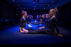 Die Kollegitheatertruppe spielt "Im Zwischen - Solange ich tanze, weiss ich, wer ich bin" nach einem Motiv der Gebrüder Grimm. (Bild: Angel Sanchez, Altdorf, 11. April 2019)