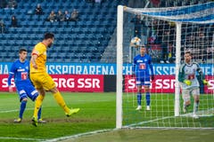 Kemal Ademi (Xamax) erzielt das Tor zum 0:1. (Bild: Martin Meienberger/freshfocus, Luzern, 13. April 2019)