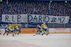 Spruchband Fans Zug für den verstorbenen Dario Pantaleone der Junioren A.(Bild: Marc Schumacher/freshfocus, Zug, 13. April 2019)