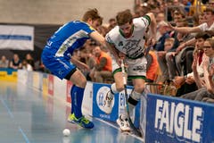 Jürg Graf (Nr. 11, Kloten-Dietlikon Jets) mit Markus Abegg (Nr. 15, Ad Astra Sarnen) im Zweikampf. (Bild: Claudio Schwarz, Kloten, 13. April 2019)