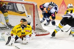 Berns Torhueter Genoni, Zugs Yannick Zehnder und Berns Simon Moser, von links. (Bild: KEYSTONE/Alexandra Wey, Zug, 13. April 2019)
