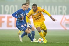 Geoffroy Serey Die, rechts, von Xamax im Spiel gegen Ruben Vargas, links, von Luzern. (Bild: KEYSTONE/Urs Flüeler, Luzern, 13. April 2019)