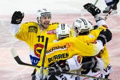Jubel bei den Spielern des SC Bern mit Berns Alain Berger, links. (Bild: KEYSTONE/Alexandra Wey, Zug, 13. April 2019)