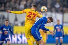 Arbenit Xhemajli, links, von Xamax im Spiel gegen Pascal Schuerpf, rechts, von Luzern. (Bild: KEYSTONE/Urs Flüeler, Luzern, 13. April 2019)