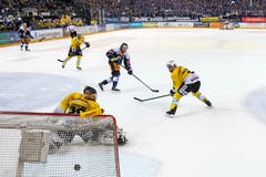Zugs Santeri Alatalo, Berns Jan Mursak, Berns Torhueter Genoni, Zugs Dennis Everberg und Berns Justin Krueger beim Tor zum 2-2. (Bild: KEYSTONE/Alexandra Wey, Zug, 13. April 2019)