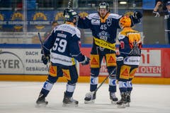 13.04.2019; Zug; Eishockey National League Playoff Final- EV Zug - SC Bern; Dario Simion, der Torschuetze zum 2:2 Dennis Everberg und Topscorer Lino Martschini (Zug) jubeln nach dem Tor (Marc Schumacher/freshfocus)