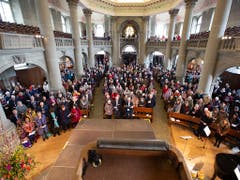 Gut gefüllte Kirchenbänke: Jubiläumsgottesdienst von Brot für alle, Fastenopfer und Partner sein in der Berner Heiliggeistkirche. (Bild: Brot für alle/Patrik Kummer)