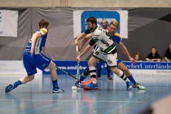 Marco Schöni (Nr. 33, Ad Astra Sarnen) im Zweikampf mit Yannick Jaunin (Nr. 57, Kloten-Dietlikon Jets). (Bild: Claudio Schwarz, Kloten, 13. April 2019)