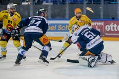 Thomas Ruefenacht und Topscorer Mark Arcobello (Bern) gegen Johan Morant und Torhueter Tobias Stephan (Zug). (Bild: Marc Schumacher/freshfocus, Zug, 13. April 2019)