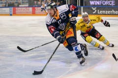 Thomas Thiry (Zug) gegen Tristan Scherwey (Bern).(Bild: Marc Schumacher/freshfocus, Zug, 13. April 2019)