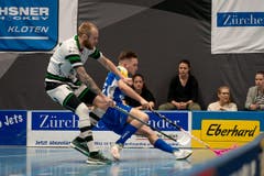 Robin Markström (Nr. 14, Ad Astra Sarnen) im Zweikampf mit Patrick Kapp (Nr. 96, Kloten-Dietlikon Jets). (Bild: Claudio Schwarz, Kloten, 13. April 2019)