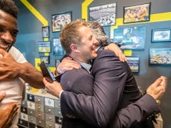 Sportchef Christoph Spycher hat jede Umarmung verdient (Bild: KEYSTONE/BSC YOUNG BOYS/THOMAS HODEL)