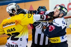 Berns Gaetan Haas, links, im Spiel gegen Zugs Johan Morant, rechts. (Bild: KEYSTONE/Alexandra Wey, Zug, 13. April 2019)