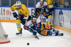Zach Boychuck (Bern) gegen Garrett Roe (Zug).(Bild: Marc Schumacher/freshfocus, Zug, 13. April 2019)