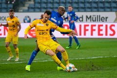 Arbenit Xhemajli (Xamax) gegen Blessing Eleke (Luzern).(Bild: Martin Meienberger/freshfocus, Luzern, 13. April 2019)