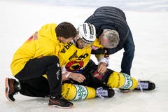 Berns Daniele Grassi liegt verletzt auf dem Eis. (Bild: KEYSTONE/Alexandra Wey, Zug, 13. April 2019)