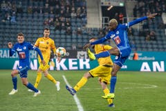 Igor Djuric, 2. von rechts, von Xamax im Spiel gegen Blessing Eleke, rechts, von Luzern. (Bild: KEYSTONE/Urs Flüeler, Luzern, 13. April 2019)