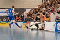 Robin Markström (Nr. 14, Ad Astra Sarnen) kracht in die Bande. (Bild: Claudio Schwarz, Kloten, 13. April 2019)