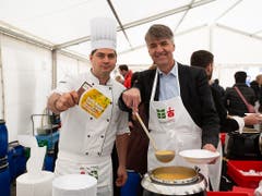 Berns Stadtpräsident Alec von Graffenried und Foodwaste-Pionier Mirko Buri schöpfen Suppe am Jubiläumsfest von Brot für alle, Fastenopfer und Partner sein. (Bild: Brot für alle/Patrik Kummer)