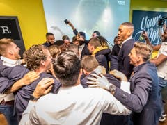 Der Kreis der YB-Spieler: Am Samstag spielten sie nicht, aber sie kamen zusammen, um den Moment der Meisterschaftsentscheidung zu geniessen (Bild: KEYSTONE/BSC YOUNG BOYS/THOMAS HODEL)