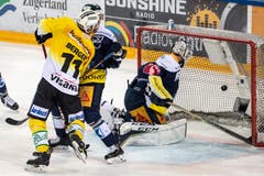 Berns Alain Berger, Zugs Dario Simion und Zugs Torhüter Tobias Stephan, von links, beim Tor zum 0-1. (Bild: KEYSTONE/Alexandra Wey, Zug, 13. April 2019)