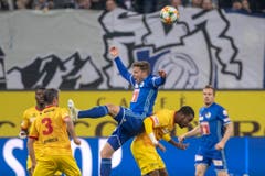Geoffroy Serey Die, rechts, links, von Xamax im Spiel gegen Idriz Voca, links, von Luzern. (Bild: KEYSTONE/Urs Flüeler, Luzern, 13. April 2019)