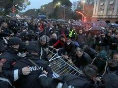 Bei Protesten in Tirana in Albanien hat es am Samstagabend Ausschreitungen gegeben. (Bild: KEYSTONE/EPA/MALTON DIBRA)