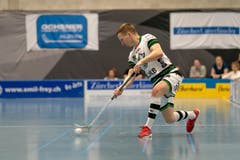 Jonas Höltschi (Nr. 24, Ad Astra Sarnen) mit einem Abschlussversuch. (Bild: Claudio Schwarz, Kloten, 13. April 2019)