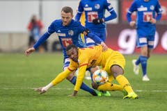 Geoffroy Serey Die, vorne, von Xamax im Spiel gegen Chrisatian Schneuwly, oben. (Bild: KEYSTONE/Urs Flüeler, Luzern, 13. April 2019)