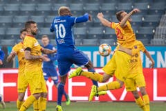 Mustafa Sejmenovic, rechts, von Xamax im Spiel gegen Blessing Eleke, mitte. (Bild: KEYSTONE/Urs Flüeler, Luzern, 13. April 2019)
