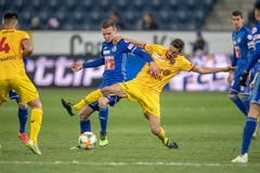 Mike Gomes, links, von Xamax im Spiel gegen Silvan Sidler, links, von Luzern. (Bild: KEYSTONE/Urs Flüeler, Luzern, 13. April 2019)