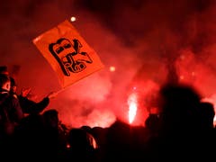 Keine Strassenschlacht, aberausgelassenes Feiern in Bern (Bild: KEYSTONE/STRINGER)