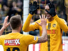 Abklatschen! Guillaume Hoarau und Thorsten Schick (Bild: KEYSTONE/PETER SCHNEIDER)